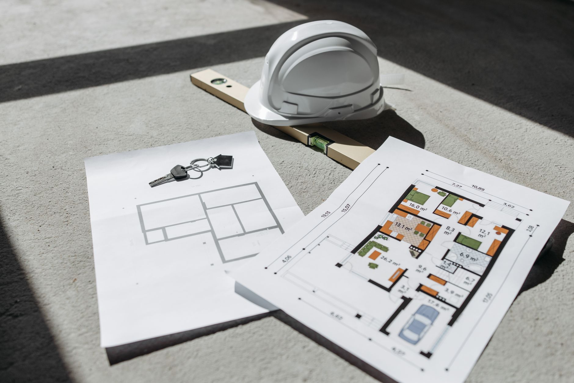 マンションの間取り図を確認しながら耐力壁と専有部の範囲をチェックするリノベーション相談の様子