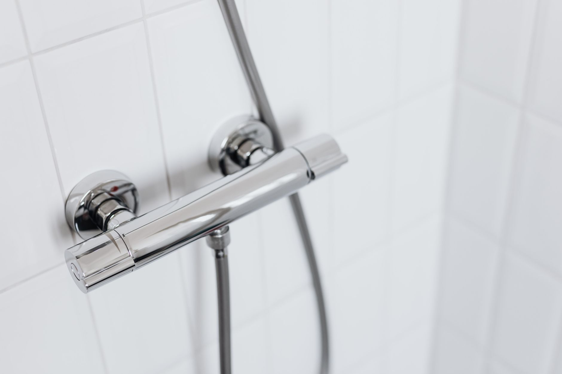 トイレリノベーションで選ぶ便器タイプ(組み合わせ型・一体型・タンクレス)をショールームで比較検討している様子