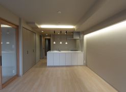 木の温もりと間接照明が彩る、ジャパンディモダンな住まい アイキャッチ画像